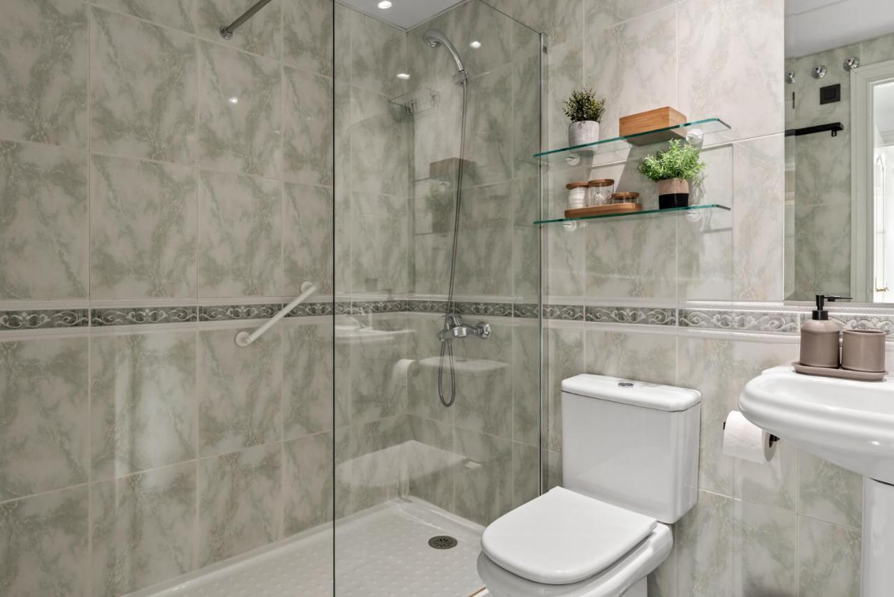 Modern Apartment - 2 Bedrooms, Beachside - Puerto Banus ماربيا المظهر الخارجي الصورة